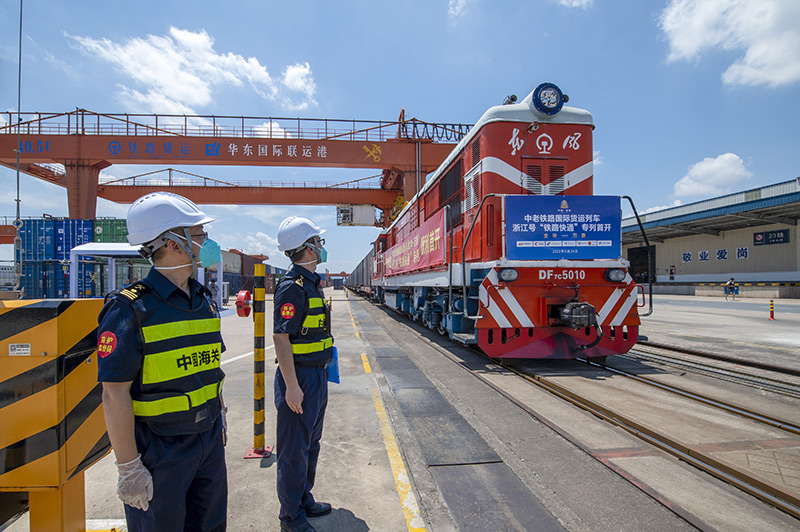 2022年6月29日，浙江金華，中老鐵路國際貨運列車浙江號“鐵路快通”首趟專列經(jīng)海關(guān)監(jiān)管后，從浙江省鐵路金華南站鳴笛啟程，經(jīng)磨憨口岸駛向老撾萬象。