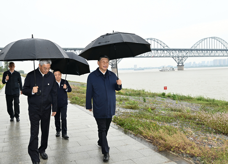 2023年10月10日，習近平在長江國家文化公園九江城區(qū)段考察時，冒雨沿江堤步行察看沿岸風貌。