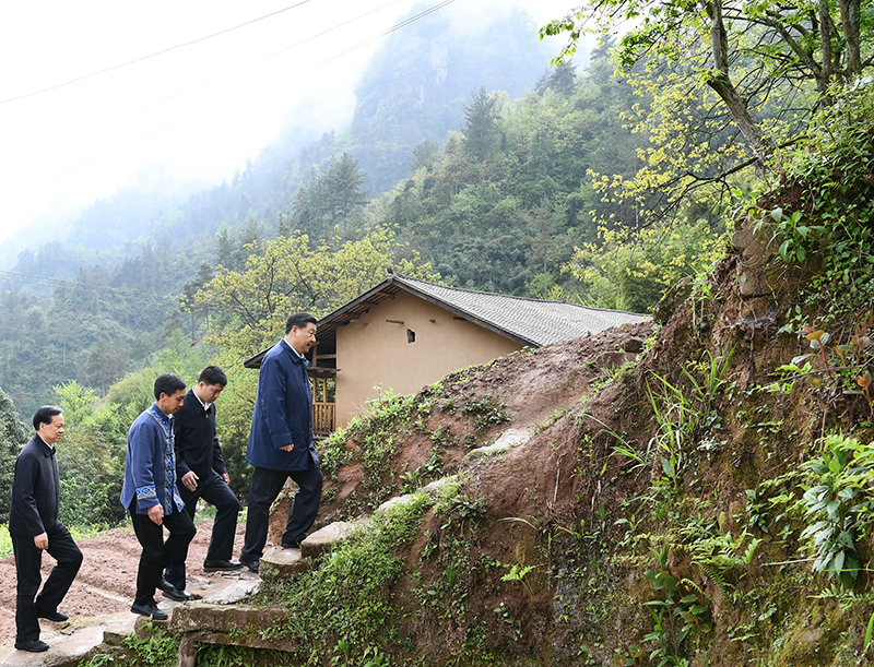 2019年4月15日，在石柱土家族自治縣中益鄉(xiāng)華溪村，習近平總書記踏著濕滑的石階登上陡坡，前往貧困戶譚登周家看望。