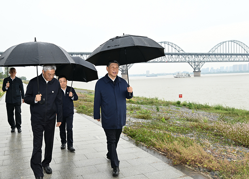 2023年10月10日，習近平總書記在江西省九江市長江國家文化公園九江城區(qū)段考察時，冒雨沿江堤步行察看沿岸風貌。