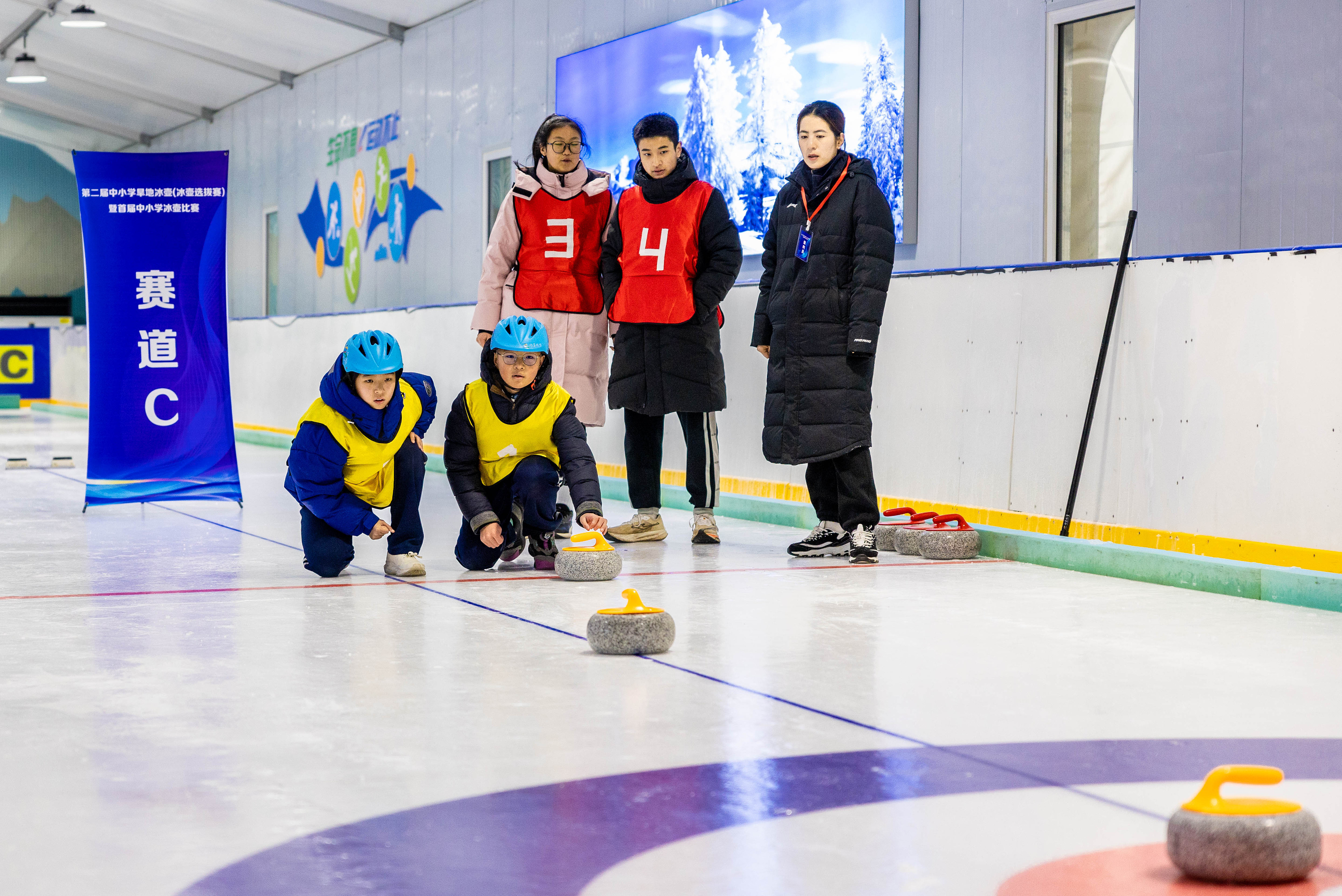 2023年12月10日，參賽選手在呼和浩特首屆中小學冰壺比賽中投擲冰壺。