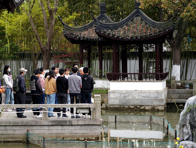 2021年3月30日，在上海交通大學(xué)南蘇園的“微型洱?！迸?，孔海南教授為學(xué)生們打造“沉浸式”思政課。