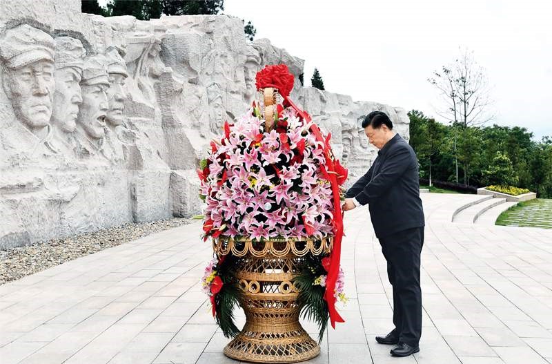 2021年4月25日至27日，中共中央總書(shū)記、國(guó)家主席、中央軍委主席習(xí)近平在廣西考察。這是25日上午，習(xí)近平在位于桂林市全州縣的紅軍長(zhǎng)征湘江戰(zhàn)役紀(jì)念園，向湘江戰(zhàn)役紅軍烈士敬獻(xiàn)花籃。 新華社記者 謝環(huán)馳/攝