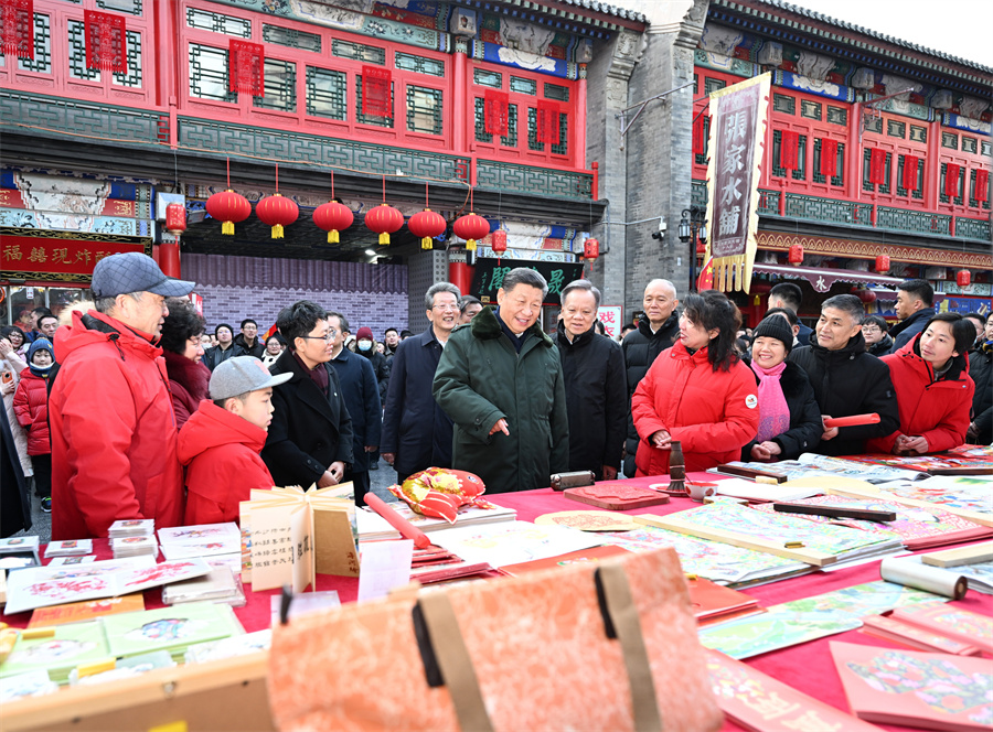 2024年2月1日下午，習近平在天津古文化街考察時，同店鋪員工和現(xiàn)場群眾互動交流。新華社記者 謝環(huán)馳 攝