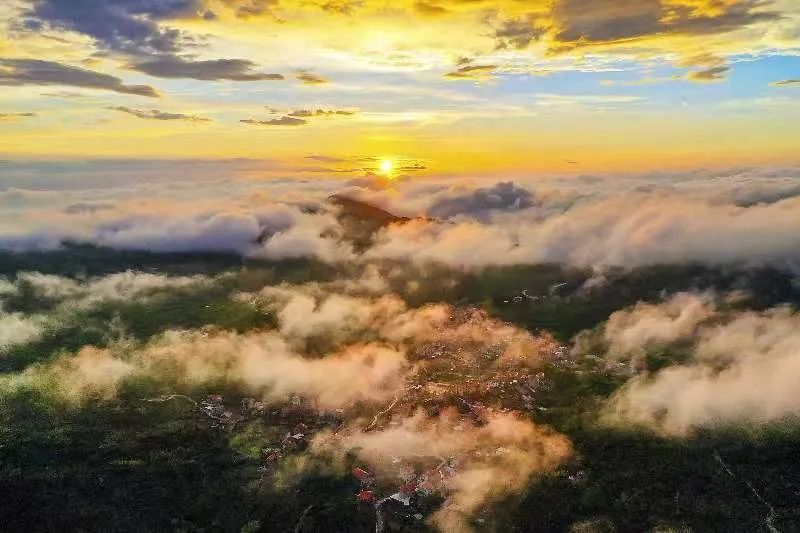 圖為云霧繚繞的軍營村，群山盡翠，紅瓦掩映。廈門市委宣傳部供圖