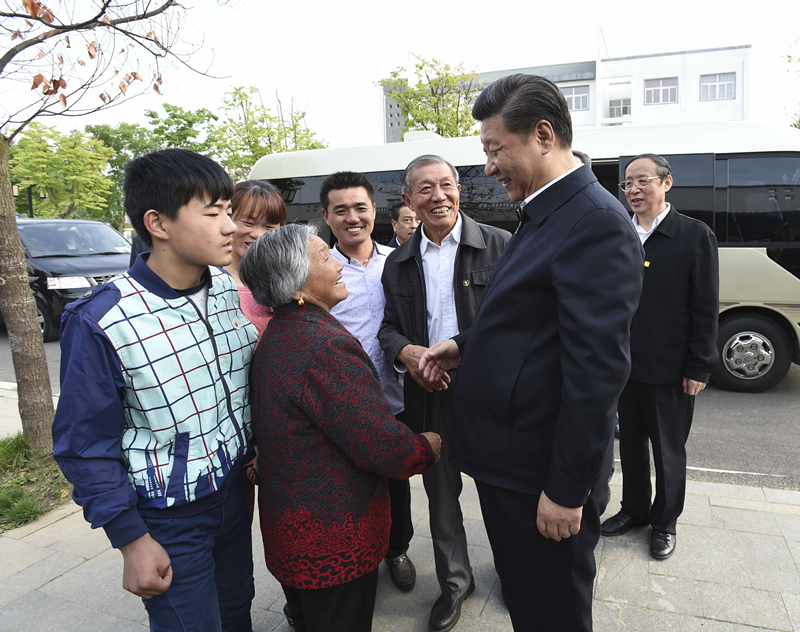 2016年4月25日，習(xí)近平在安徽省滁州市鳳陽縣小崗村看望當(dāng)年大包干帶頭人嚴金昌（右三）一家。